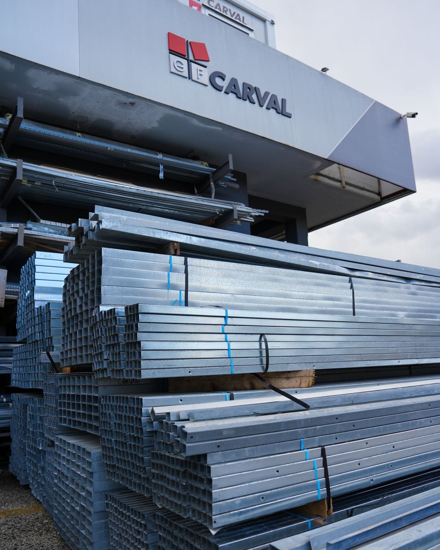 Insegna GF Carval sopra i profilati metallici in deposito